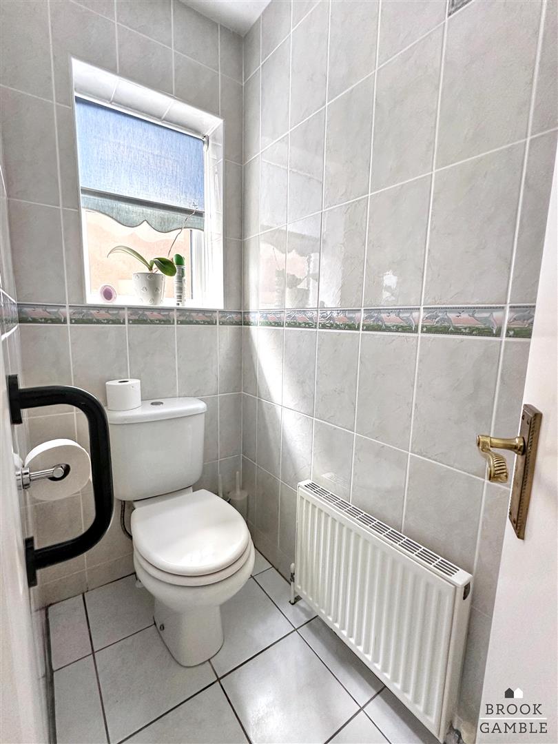 2 Bedroom Bungalow. Cornmill Gardens in Polegate,  14
